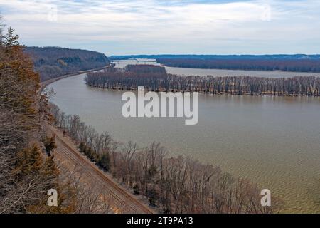 Voies ferrées le long de la route et le pont routier 0rthe Missisippi près de Savanna, Illinois Banque D'Images