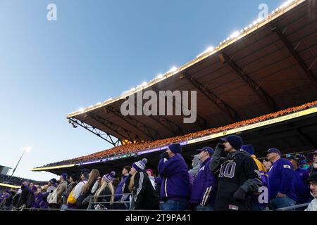Les supporters des Washington Huskies assistent aux dernières minutes tendues de la 115e Apple Cup annuelle au Husky Stadium de Seattle le samedi 25 novembre 2023. Banque D'Images