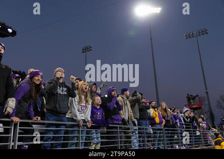 Les fans des Washington Huskies réagissent lors des dernières minutes tendues de la 115e Apple Cup annuelle au Husky Stadium de Seattle le samedi 25 novembre 2 Banque D'Images