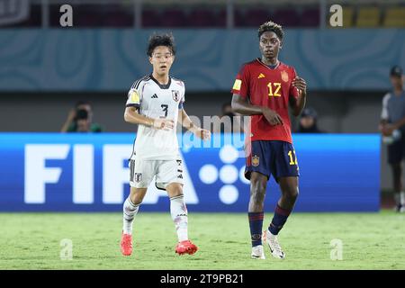 Surakarta, Indonésie. 20 novembre 2023. Le Japonais Keita Kosugi, à gauche, et l'Espagnol Igor Oyono lors de la coupe du monde U-17 de la FIFA, Indonésie 2023 Round of 16 match entre l'Espagne 2-1 et le Japon au Stade Manahan à Surakarta, Indonésie, le 20 novembre 2023. Crédit : AFLO/Alamy Live News Banque D'Images