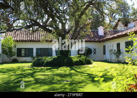 Jolon, Californie, États-Unis - 20 octobre 2023 : chêne devant l'Hacienda, un hôtel historique conçu par l'architecte Julia Morgan pour William R. Hearst. Banque D'Images