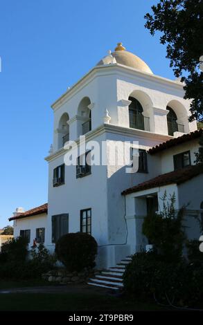 Jolon, Californie, États-Unis - 20 octobre 2023 : tour de basilique de style mauresque de l'hôtel Hearst Hacienda. Banque D'Images