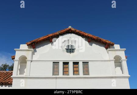Jolon, Californie, États-Unis - 20 octobre 2023 : façade de style mauresque de l'hôtel Hearst Hacienda. Banque D'Images
