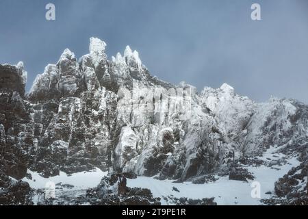 Montagnes en hiver, glace sur les falaises Banque D'Images