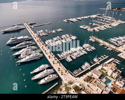 Les yachts sont amarrés en rangées le long de la marina plusieurs jetées. Porto, Monténégro. Vue de dessus Banque D'Images