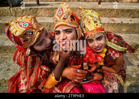 Varanasi, Inde. 25 novembre 2023. Petits enfants habillés en personnages mythologiques hindous pour recueillir des offrandes pendant le festival. Dev Deepavali/Diwali est le plus grand festival de célébration de la lumière à Kartik Poornima (mi-automne) où les dévots décorent la rive de la rivière avec des millions de lampes pendant le festival. (Photo Avishek Das/SOPA Images/Sipa USA) crédit : SIPA USA/Alamy Live News Banque D'Images