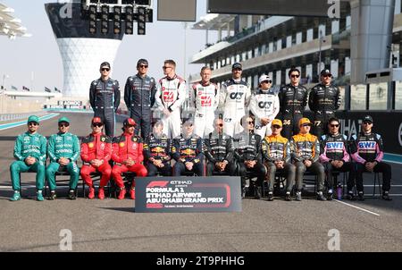 ABU DHABI, ÉMIRATS ARABES UNIS - NOVEMBRE 26 : pilotes F1 2023 photo de fin de saison avec Max VERSTAPPEN, NED, Sergio PEREZ Mendoza, MEX, Carlos SAINZ Jr., ESP, Charles LECLERC, MCO, Lando NORRIS, GBR, Oscar PIASTRI, AUS, Daniel RICCIARDO, AUS, Yuki TSUNODA, JAP, Esteban OCON, FRA, Pierre GASLY, FRA, Lewis HAMILTON, GBR, Georges RUSSEL, GBR, Valtteri BOTTAS, FIN, Guanyu ZHOU, CHN, Kevin MAGNUSSEN, DEN, Nico HŸlkenberg, (HUELKENBERG), GER, Fernando ALONSO, ESP, lance STROLL, CAN, Alexander ALBON, THAI, Logan Sargeant, USA, lors du Grand Prix F1 d'Abu Dhabi au circuit Yas Marina on Banque D'Images