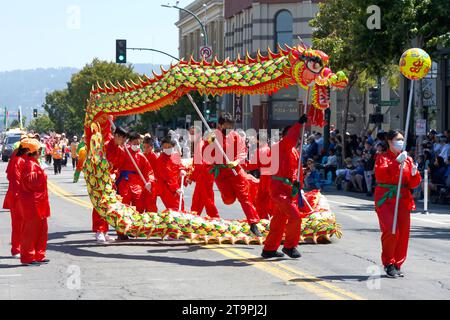 Alameda, CA - 4 juillet 2023 : Alameda 4th of July Parade, l'une des plus grandes et plus longues parades de la fête de l'indépendance du pays. Participant non identifié Banque D'Images