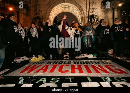 New York, États-Unis. 26 novembre 2023. Les manifestants bloquent l’accès au pont de Manhattan alors qu’ils appellent à un cessez-le-feu permanent à Gaza à Manhattan, NY, le dimanche 26 novembre 2023. La guerre entre Israël et le Hamas en est actuellement au troisième jour d'un cessez-le-feu temporaire de quatre jours visant à faciliter les échanges d'otages et la distribution de l'aide humanitaire. (Photo de Cristina Matuozzi/Sipa USA) crédit : SIPA USA/Alamy Live News Banque D'Images