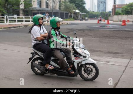 Jakarta, Indonésie - 25 novembre 2023 : un chauffeur de Gojek vu dans les rues de Jakarta, Indonésie. Banque D'Images