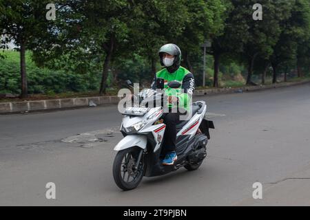 Jakarta, Indonésie - 25 novembre 2023 : un chauffeur de Gojek vu dans les rues de Jakarta, Indonésie. Banque D'Images