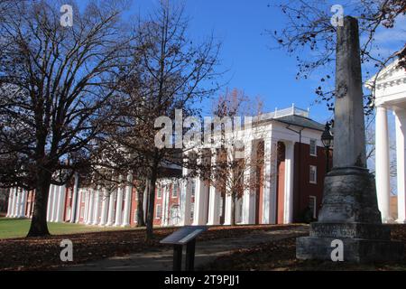 Lexington, États-Unis. 26 novembre 2023. Le campus de l'Université Washington et Lee vu dans le feuillage d'automne à Lexington, Virginie, USA, le 26 novembre 2023. Washington and Lee est un collège privé d'arts libéraux et l'une des plus anciennes institutions d'enseignement supérieur aux États-Unis. (Photo de Carlos Kosienski/Sipa USA) crédit : SIPA USA/Alamy Live News Banque D'Images