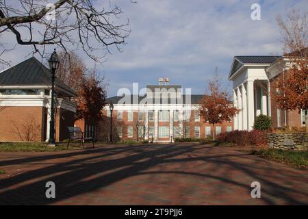 Lexington, États-Unis. 26 novembre 2023. Le campus de l'Université Washington et Lee vu dans le feuillage d'automne à Lexington, Virginie, USA, le 26 novembre 2023. Washington and Lee est un collège privé d'arts libéraux et l'une des plus anciennes institutions d'enseignement supérieur aux États-Unis. (Photo de Carlos Kosienski/Sipa USA) crédit : SIPA USA/Alamy Live News Banque D'Images