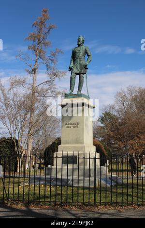 Lexington, États-Unis. 26 novembre 2023. Un monument marque le lieu de repos éternel du général Thomas Jonathan 'Stonewalll' Jackson dans le cimetière d'Oak Grove à Lexington, Virginie, États-Unis, le 26 novembre 2023. Stonewall est considéré par les historiens militaires comme l'un des commandants tactiques les plus doués de l'histoire des États-Unis. (Photo de Carlos Kosienski/Sipa USA) crédit : SIPA USA/Alamy Live News Banque D'Images