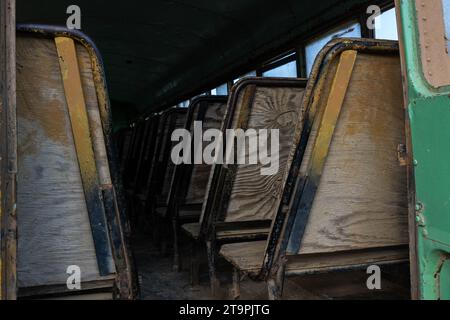 Les sièges de l’un des bus utilisés pour transporter les travailleurs de la canne à sucre vers différents champs qu’ils couperont dans une batey, ou communauté de Central Romana, à El Seibo, en République dominicaine, le 21 novembre 2023. Les bateyes abritent les travailleurs de la canne à sucre et leurs familles. La plupart des résidents de ces communautés sont soit des immigrants haïtiens sans papiers, soit des Dominicains dénationalisés d'origine haïtienne. Les États-Unis ont empêché Central Romana Corporation, Ltd. D'importer du sucre dans le pays le 23 novembre 2022 après que des allégations de travail forcé aient été portées contre la société. (Photo de Carlos Berríos Polanco/Sipa U. Banque D'Images