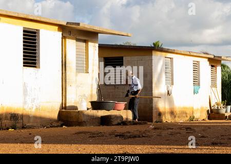 Un homme aiguise une charrue dans une batey, ou communauté de Central Romana, à El Seibo, en République dominicaine, le 21 novembre 2023. Les bateyes abritent les travailleurs de la canne à sucre et leurs familles. La plupart des résidents de ces communautés sont soit des immigrants haïtiens sans papiers, soit des Dominicains dénationalisés d'origine haïtienne. Les États-Unis ont empêché Central Romana Corporation, Ltd. D'importer du sucre dans le pays le 23 novembre 2022 après que des allégations de travail forcé aient été portées contre la société. (Photo de Carlos Berríos Polanco/Sipa USA) Banque D'Images