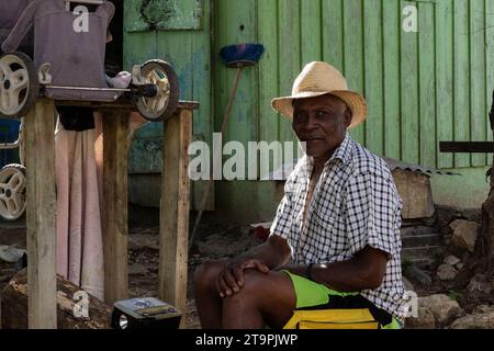 Un travailleur de la canne à sucre pose pour une photo dans une batey, ou communauté de Central Romana, à El Seibo, en République dominicaine, le 21 novembre 2023. Les bateyes abritent les travailleurs de la canne à sucre et leurs familles. La plupart des résidents de ces communautés sont soit des immigrants haïtiens sans papiers, soit des Dominicains dénationalisés d'origine haïtienne. Les États-Unis ont empêché Central Romana Corporation, Ltd. D'importer du sucre dans le pays le 23 novembre 2022 après que des allégations de travail forcé aient été portées contre la société. (Photo de Carlos Berríos Polanco/Sipa USA) Banque D'Images