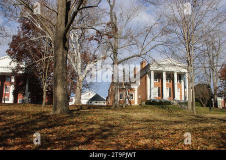 Lexington, États-Unis. 26 novembre 2023. Le campus de l'Université Washington et Lee vu dans le feuillage d'automne à Lexington, Virginie, USA, le 26 novembre 2023. Washington and Lee est un collège privé d'arts libéraux et l'une des plus anciennes institutions d'enseignement supérieur aux États-Unis. (Photo de Carlos Kosienski/Sipa USA) crédit : SIPA USA/Alamy Live News Banque D'Images