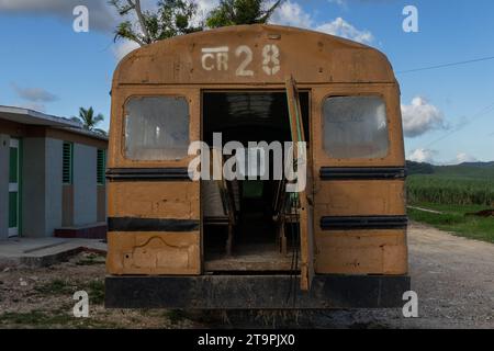 L’un des bus utilisés pour transporter les travailleurs de la canne à sucre vers différents champs qu’ils couperont dans une batey, ou communauté de Central Romana, à El Seibo, en République dominicaine, le 21 novembre 2023. Les bateyes abritent les travailleurs de la canne à sucre et leurs familles. La plupart des résidents de ces communautés sont soit des immigrants haïtiens sans papiers, soit des Dominicains dénationalisés d'origine haïtienne. Les États-Unis ont empêché Central Romana Corporation, Ltd. D'importer du sucre dans le pays le 23 novembre 2022 après que des allégations de travail forcé aient été portées contre la société. (Photo de Carlos Berríos Polanco/Sipa USA) Banque D'Images