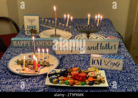 ÉTATS-UNIS. 12 décembre 2020. Amour et lumière. Hanukkah, la 3e nuit plus la bougie shamash (l'aide). La menorah maison d'un enfant. Crédit photo : Robyn Stevens Brody/Sipa USA. Crédit : SIPA USA/Alamy Live News Banque D'Images