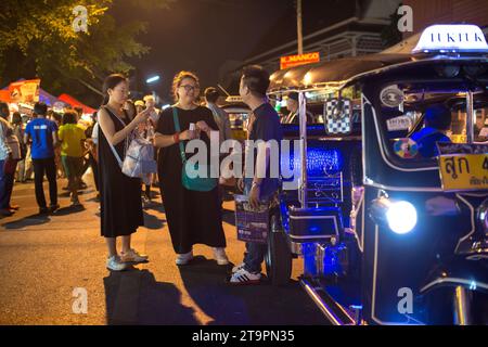 Chiang Mai, Thaïlande - 17 janvier 2016 : personnes non identifiées au marché nocturne de Chiang Mai, Thaïlande. Banque D'Images