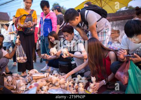 Chiang Mai, Thaïlande - 17 janvier 2016 : personnes non identifiées au marché nocturne de Chiang Mai, Thaïlande. Banque D'Images