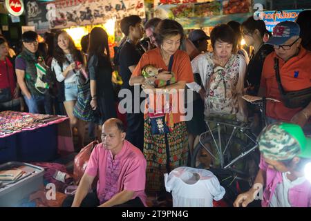 Chiang Mai, Thaïlande - 17 janvier 2016 : personnes non identifiées au marché nocturne de Chiang Mai, Thaïlande. Banque D'Images