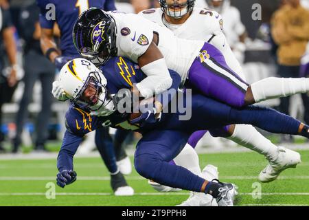 Los Angeles, Californie, États-Unis. 26 novembre 2023. Keenan Allen #13, Wide Receiver des Chargers de Los Angeles, est abattu par les Ravens de Baltimore à l'intérieur du linebacker Roquan Smith #0 lors d'un match de football de la NFL au SOFI Stadium, dimanche 26 novembre 2023, à Inglewood, CA. (Image de crédit : © Ringo Chiu/ZUMA Press Wire) USAGE ÉDITORIAL SEULEMENT! Non destiné à UN USAGE commercial ! Crédit : ZUMA Press, Inc./Alamy Live News Banque D'Images