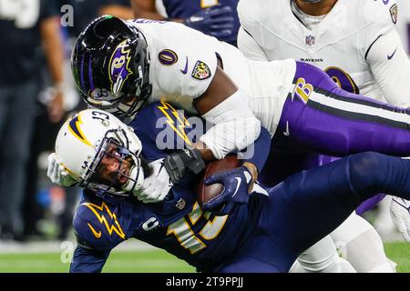 Los Angeles, Californie, États-Unis. 26 novembre 2023. Keenan Allen #13, Wide Receiver des Chargers de Los Angeles, est abattu par les Ravens de Baltimore à l'intérieur du linebacker Roquan Smith #0 lors d'un match de football de la NFL au SOFI Stadium, dimanche 26 novembre 2023, à Inglewood, CA. (Image de crédit : © Ringo Chiu/ZUMA Press Wire) USAGE ÉDITORIAL SEULEMENT! Non destiné à UN USAGE commercial ! Crédit : ZUMA Press, Inc./Alamy Live News Banque D'Images