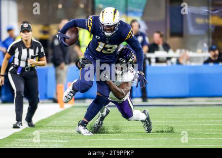 Los Angeles, Californie, États-Unis. 26 novembre 2023. Le Wide Receiver Keenan Allen #13 des Los Angeles Chargers est attaqué par le défensif Brandon Stephens #21 des Baltimore Ravens lors d'un match de football NFL au SOFI Stadium, dimanche 26 novembre 2023, à Inglewood, CA. (Image de crédit : © Ringo Chiu/ZUMA Press Wire) USAGE ÉDITORIAL SEULEMENT! Non destiné à UN USAGE commercial ! Crédit : ZUMA Press, Inc./Alamy Live News Banque D'Images