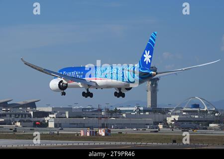 Boeing 787 d'Air Tahiti Nui approchant LAX, de l'aéroport international de Los Angeles, pour atterrir. Banque D'Images