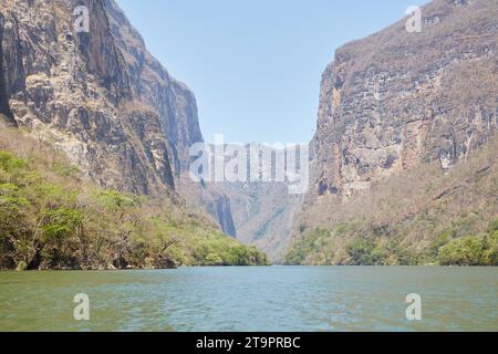 Une excursion en bateau à travers le canyon Sumideo au Chiapas Banque D'Images