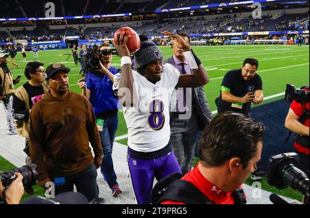 Inglewood, Californie, États-Unis. 26 novembre 2023. Le quarterback des Ravens de Baltimore Lamar Jackson (8) célèbre une victoire après le match de football NFL entre les Chargers de Los Angeles et les Ravens de Baltimore à Inglewood, en Californie. Crédit photo obligatoire : Charles Baus/CSM/Alamy Live News Banque D'Images