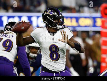 Inglewood, Californie, États-Unis. 26 novembre 2023. Le quarterback des Ravens de Baltimore Lamar Jackson (8) lance une passe lors du match de football NFL entre les Chargers de Los Angeles et les Ravens de Baltimore à Inglewood, en Californie. Crédit photo obligatoire : Charles Baus/CSM/Alamy Live News Banque D'Images