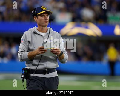 Inglewood, Californie, États-Unis. 26 novembre 2023. Brandon Staley, entraîneur-chef des Chargers de Los Angeles, lors du match de football entre les Chargers de Los Angeles et les Ravens de Baltimore à Inglewood, en Californie. Crédit photo obligatoire : Charles Baus/CSM/Alamy Live News Banque D'Images