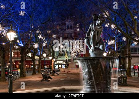 Londres, Royaume-Uni - 24 décembre 2014 : décoration de lumières de Cristmas de Londres comme vu à la fontaine venus à Sloan Square. Banque D'Images