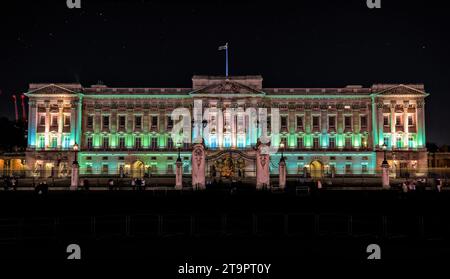 Londres, Royaume-Uni - 24 décembre 2014 : Palais de Buckingham à Londres la nuit. Le palais a servi de résidence officielle de Londres British royal Banque D'Images