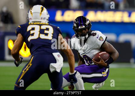 Inglewood, Californie, États-Unis. 26 novembre 2023. Le quarterback des Ravens de Baltimore Lamar Jackson (8) porte le ballon lors du match de football NFL entre les Chargers de Los Angeles et les Ravens de Baltimore à Inglewood, en Californie. Crédit photo obligatoire : Charles Baus/CSM/Alamy Live News Banque D'Images