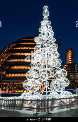 Londres, Royaume-Uni - 2 janvier 2015 : arbre de Noël à l'hôtel de ville de Londres. Banque D'Images