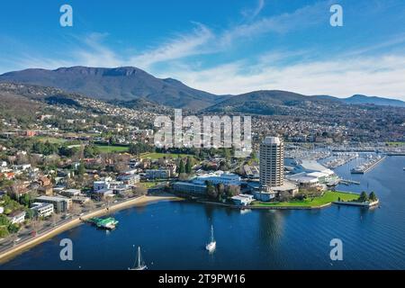 Vue aérienne de Hobart, montrant la rivière Derwent, le casino et le mont Wellington en Tasmanie, en Australie Banque D'Images