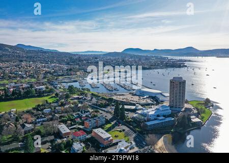 Vue aérienne de la ville de Hobart, montrant la rivière Derwent et le casino en Tasmanie, Australie Banque D'Images