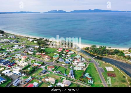 Vue aérienne de Swansea en Tasmanie, en Australie, donnant sur le parc national de Freycinet Banque D'Images