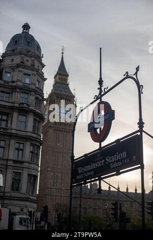 Capturer l'allure intemporelle de Big Ben, où l'histoire rencontre la modernité au cœur de Londres Banque D'Images