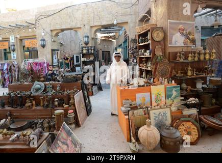 Un homme émirati dans son magasin d'antiquités dans la vieille ville de Dubaï, Émirats arabes Unis. Banque D'Images