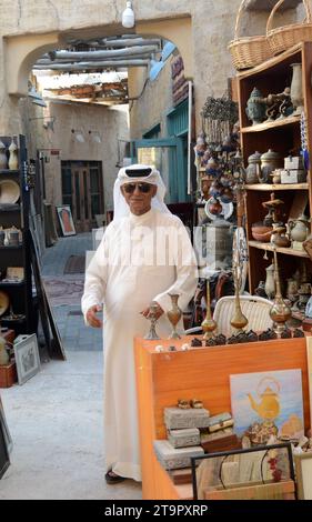 Un homme émirati dans son magasin d'antiquités dans la vieille ville de Dubaï, Émirats arabes Unis. Banque D'Images