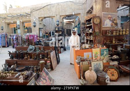 Un homme émirati dans son magasin d'antiquités dans la vieille ville de Dubaï, Émirats arabes Unis. Banque D'Images