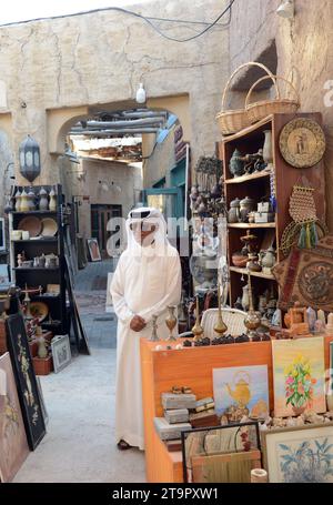 Un homme émirati dans son magasin d'antiquités dans la vieille ville de Dubaï, Émirats arabes Unis. Banque D'Images