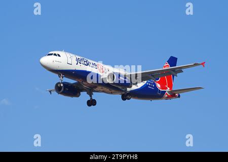 JetBlue Airbus A320, livrée Boston Red Sox, immatriculée N605JB, s'approchant de LAX pour atterrir. Banque D'Images