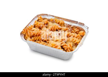 Mac et fromage avec viande hachée et champignons dans un récipient en aluminium isolé sur blanc Banque D'Images