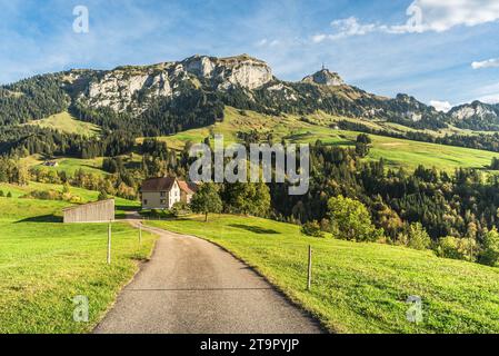 Hoher Kasten et Kamor dans les montagnes Alpstein, Bruelisau, canton d'Appenzell Innerrhoden, Suisse Banque D'Images